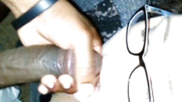 الساخنة فتاة سكس محارم عالمي مترجم الملاعبة الديك بحماس يعيش على رأس منقار